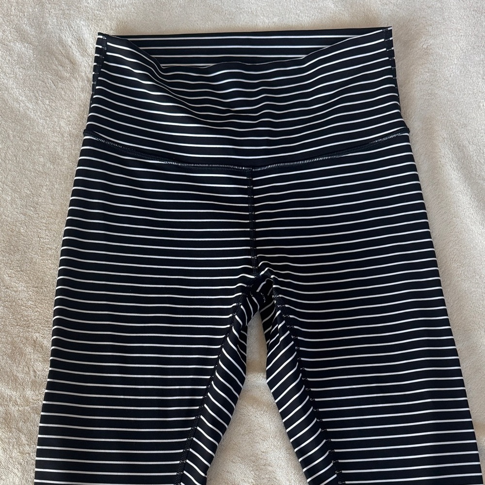 Lululemon Black & White Striped Leggings 🖤 - Picture 4 of 5